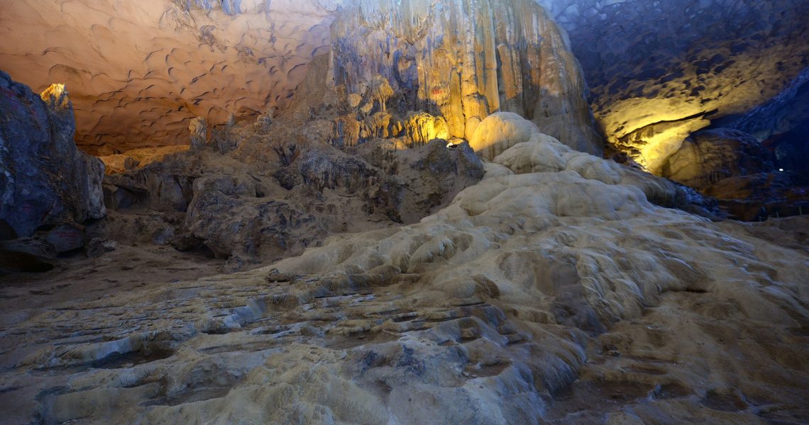 Vietnam-Le grotte ad Halong rid